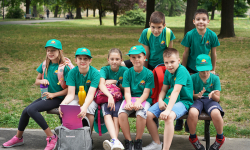 Osnovci sede na klupi