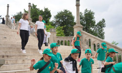 Osnovci idu niz stepenice