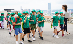 Osnovci se okupili oko vodiča