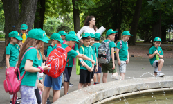 Osnovci gledaju u fontanu
