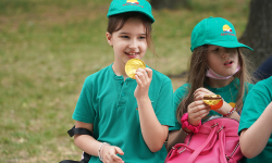 Dve učenice jedu čokoladu