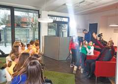 Osnovci sa glumcima serije „Istine i laži"