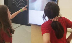 Dve učenice gledaju u sliku očiju