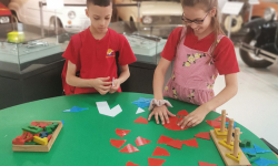 Učenik i učenica isprobavaju igračke