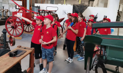 Učenici razgledaju muzej