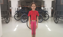 Učenica stoji ispred ogledala