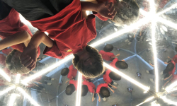 Učenica u delu sa ogledalima