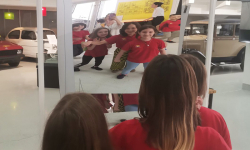 Učenice ispred ogledala