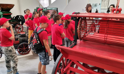 Učenici razgledaju makete starih vozila