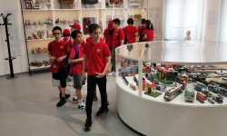 Učenici obilaze stare igračke