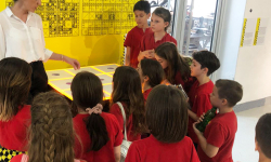 Učenici slušaju učiteljicu