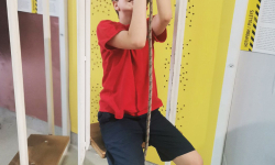 Učenik se drži za konopac