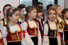 Devojčice obučene u narodnu nošnju za školsku slavu