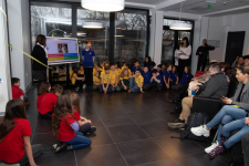 Roditelji učestvuju u dečijem kvizu znanja