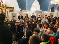 Deca okupljena oko đakona u Hramu Sveti Sava