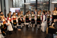 Učenici igraju narodno kolo za školsku slavu