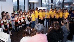 Đaci Savremene škole recituju pesme za školsku slavu