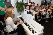 Učiteljica Savremene škole za klavirom