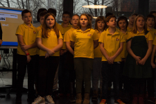 Đaci koji izvode besedu za priredbu u školi