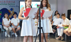 Dve učenice recituju