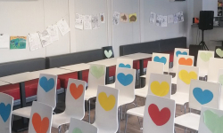 Hol sa praznim stolicama