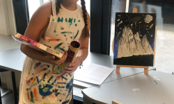 Učenica pored slike