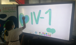 Učenica ispred table