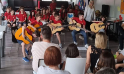Učenici sa gitarama