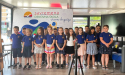 Učenici stoje ispred mikrofona