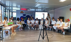 Učenici sede ispred mikrofona