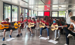 Učenici sviraju gitaru