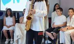 Učenik svira saksofon