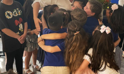 Učenici zagrlili učiteljicu