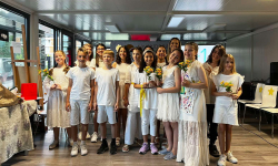 Učenici i učiteljica stoje zajedno