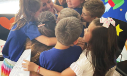 Učiteljica zagrlila učenike