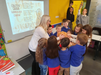 Slavski kolač se vrti u krug u školi