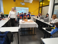 U učionici na stolu slavske đakonije