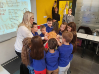 Učiteljica i osnovci lome slavski kolač