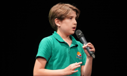 Učenik drži mikrofon Učenik drži mikrofon