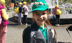 Devojčica ispred fontane