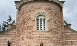 Deca ispred manastira Žiča