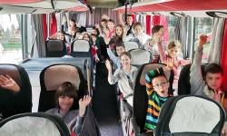 Učenici Savremene u autobusu