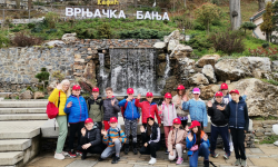 Učenici Savremene ispred vodopada