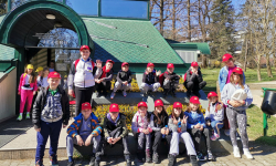 Učenici ispred izvora