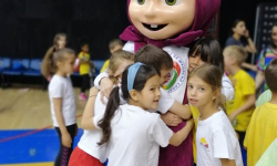 Učenici grle maskotu