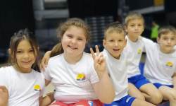 Nasmejani učenici sede