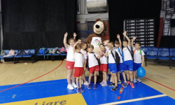 Učenici sa maskotom na terenu