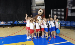 Učenici oko maskote mašu