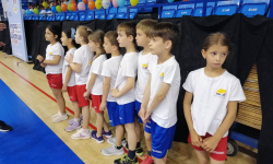 Učenici stoje van terena