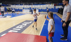 Učenik i učenica bacaju pet